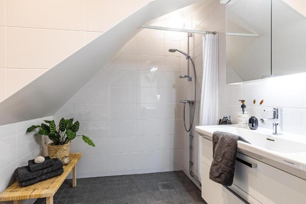 Beautiful And Modern Accommodation Near Stockholm City Exterior foto